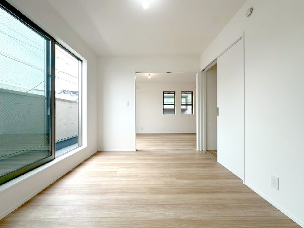 リビングに隣接する洋室。引戸を開放すれば大空間に。キッズルームや客間としても利用でき便利な空間です。