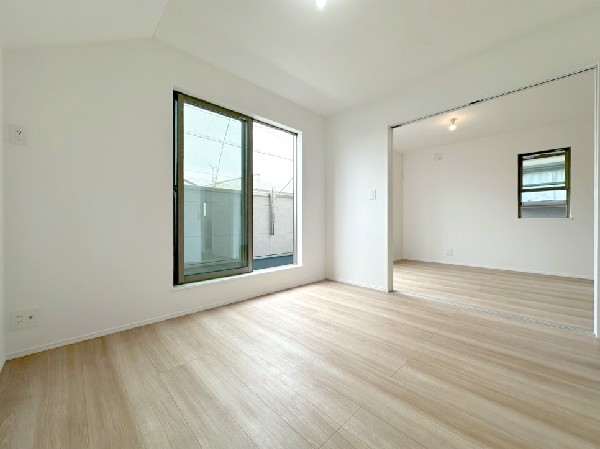 2面採光でお部屋の隅々まで明るい印象の居室。バルコニーにも出られて、爽やかな風をたっぷりと取り込めます。