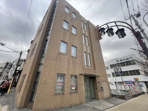 周辺環境:富田こどもクリニック(予約枠を少なくし、当日すぐに診療できるよう通いやすさに配慮しているクリニック。キッズスペースあり。)