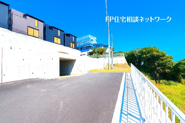 外観:前面道路は車通りの少ない道路。小さなお子様も安心です。全21棟の大型分譲地で、お子様のお友達ができる環境。