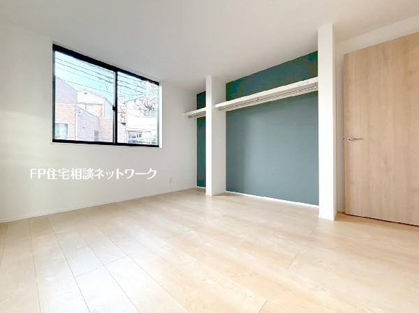 空間を有効利用できるオープンクローゼットです。通気性が良く出し入れがしやすい収納です。