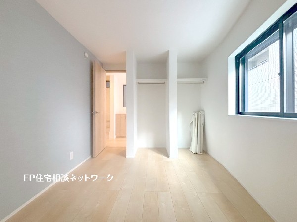 2面採光でお部屋の隅々まで明るい印象の居室。おひさまの光と爽やかな風をたっぷりと取り込めます。