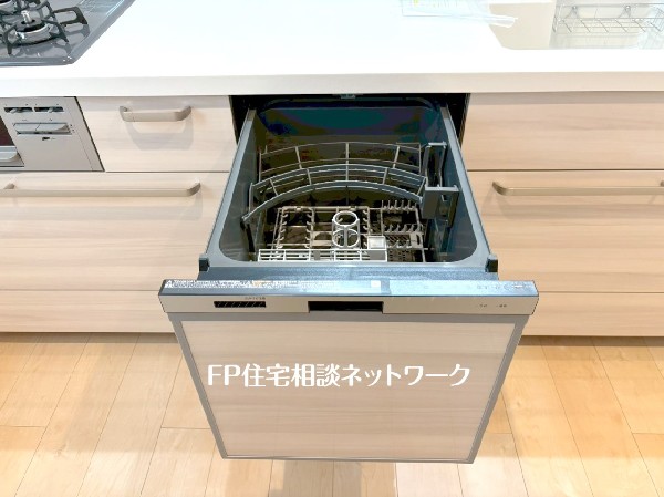 機能性とデザイン性を兼ね備えた嬉しいキッチン。食器洗乾燥機付きなので後片付け楽々。嬉しい浄水器も。