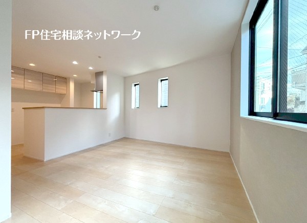 2階リビングなので目線を気にせず昼夜窓を開放しても寛げる。リビング階段で家族のコミュニケーションも〇