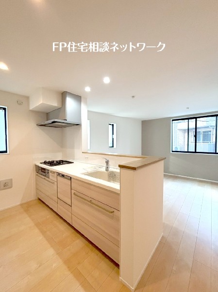 リビングのお子様を見守りながらお料理が出来る対面キッチン。ご家族との会話が弾みます。食器洗乾燥機付。