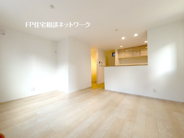 家族だんらんのリビング。窓が多い設計で色々な角度から光が取り込めます。明るいリビングで新しい生活。