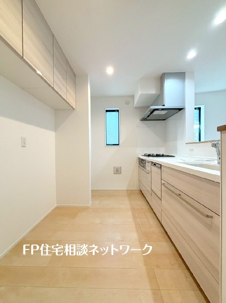 キッチンと一体感あるカラーのカップボードが背面に備え付けされています。調理家電の収納に重宝しますね。