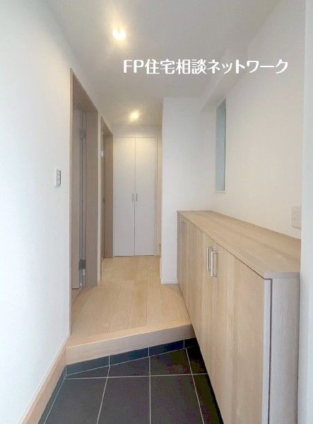 玄関近くにも収納を設けており、掃除用具やストック品、防災用品などをしまうのに便利。ご家族で使えます。