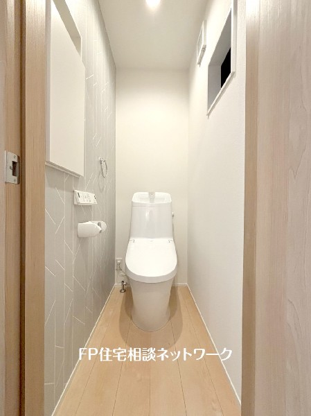 洗浄機能付き便座を標準装備。便座保温機能もあるので寒い季節も安心。窓があるので陽ざしが入ります。