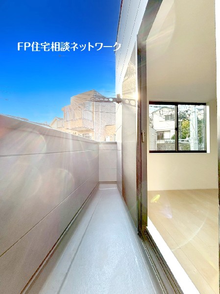 外観:南に大きく面したバルコニーは太陽の光をいっぱい受け止めてくれます。洗濯物もすぐに乾きそうです。