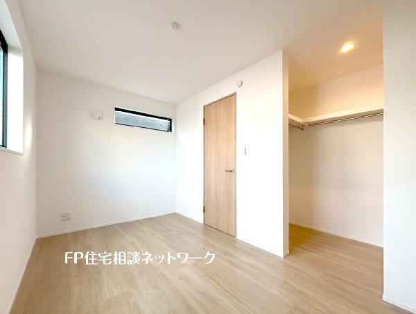 全居室収納付。ウォークインクローゼットで収納上手な生活を実現。鞄や帽子、スーツケースなど幅広く収納可能。