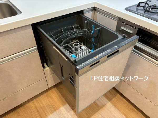 機能性とデザイン性を兼ね備えた嬉しいキッチン。食器洗乾燥機付きなので後片付け楽々。嬉しい浄水器も。