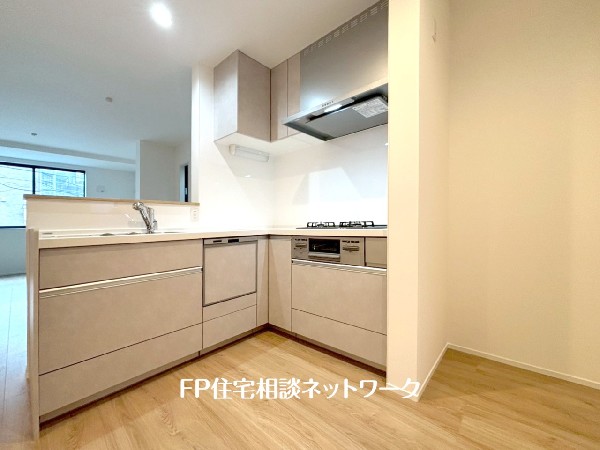 家事動線の良いL型キッチンで毎日のお料理も楽しく快適。窓があるので換気ができ、明るいキッチンです。