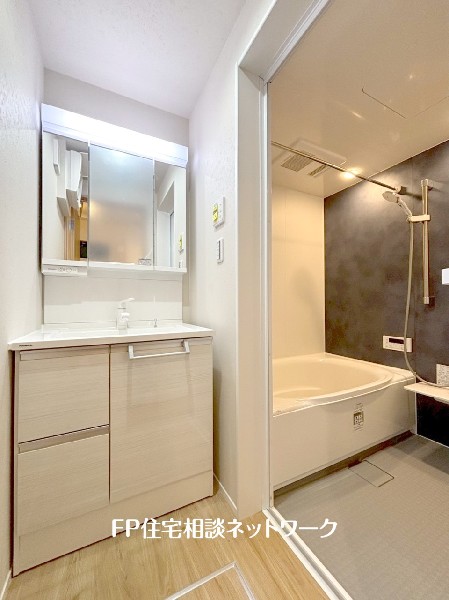 鏡の裏に収納棚を確保した三面鏡を採用。化粧品や歯ブラシなどを機能的に収納し、朝の身支度も快適です。