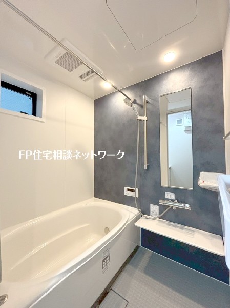 ゆったり入れる１坪タイプの浴室。雨の多い時季のお洗濯に重宝する浴室換気乾燥機付。追炊きオートバス付。
