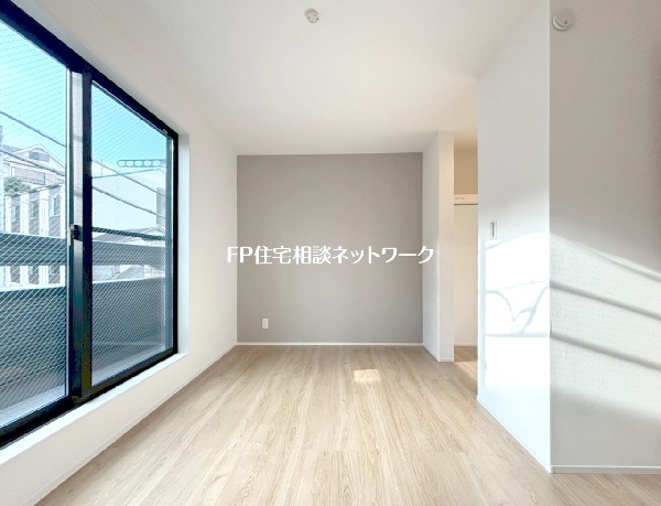 2面採光でお部屋の隅々まで明るい印象の居室。バルコニーにも出られて、爽やかな風をたっぷりと取り込めます。