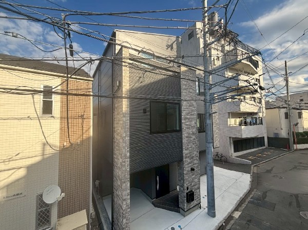 外観:ビルトイン車庫付きの住まい。雨風から大切なお車を守り、お荷物の出し入れもゆっくり濡れずに行えます。