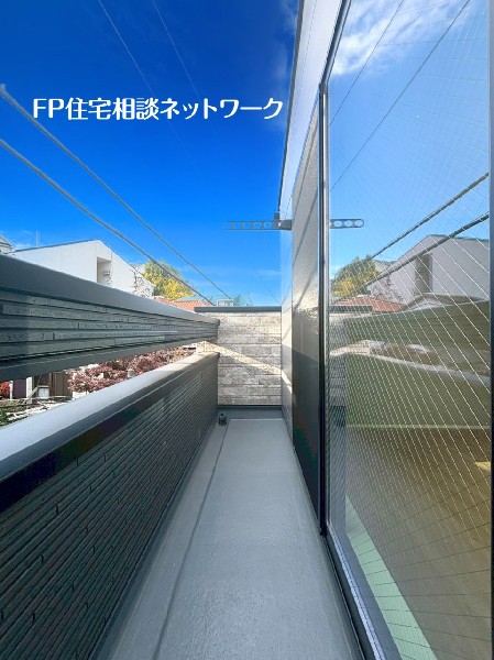 外観:3階には道路に面したバルコニー。お布団もすぐに干すことができ、気持ちの良い朝を迎えられそう。