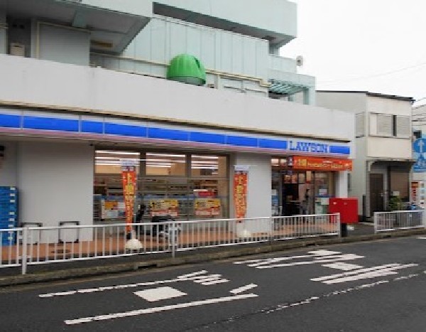 周辺環境:ローソン 横浜霞ヶ丘店(スイーツが人気のコンビニ。店内厨房で炊いたご飯や出来立て揚げ物を提供する、まちかど厨房取扱店。)