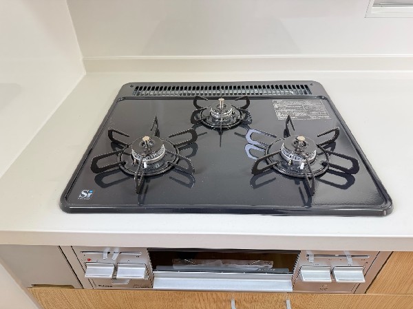 慣れている方も多く、火力が目に見えるため、使いやすいという方も多い、3口のガスコンロ仕様です。