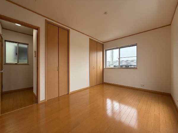 2面採光で明るい居室。バルコニーにも出られて、おひさまの光と爽やかな風をたっぷりと取り込めます。