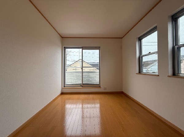 2面採光でお部屋の隅々まで明るい印象の居室。おひさまの光を、爽やかな風をたっぷりと取り込めます。