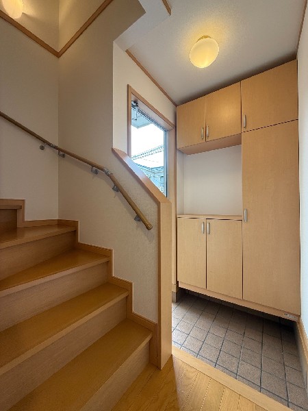 散らかりがちな玄関をスッキリと保てる玄関収納。写真や絵を飾ったりインテリアも楽しめそうですね。