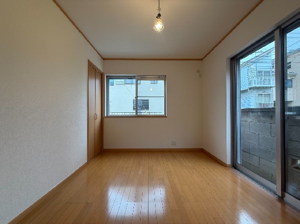 光を取り込みやすい2面採光の居室は日当たり良好です。クローゼットの完備で収納スペースも十分。