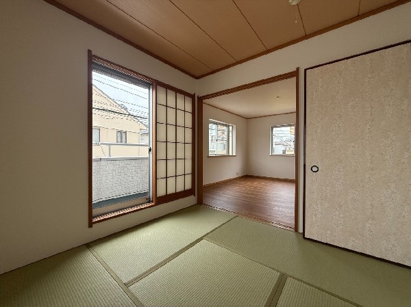 様々な使い方が出来る和室付きです！客間や、お子様の遊び場、家事スペースとしても。寛ぎの空間です。