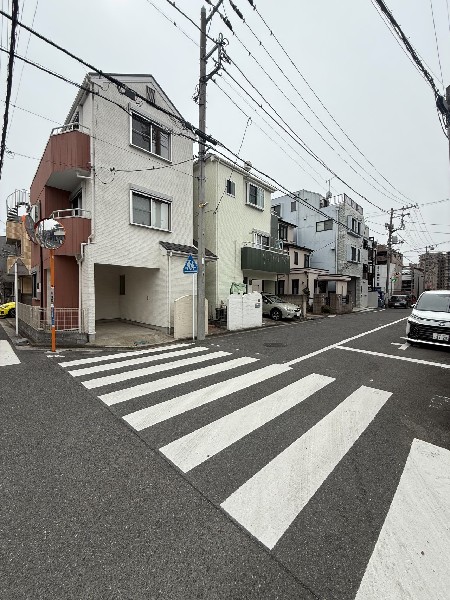 外観:3駅3路線徒歩圏内で、最寄り駅までは平坦です。角地で眺望良好です。  
