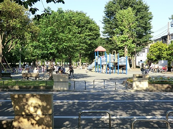 周辺環境:栄町公園(動物がモチーフの公園・虫がモチーフの公園・大きな砂場の公園と3つにエリア分けされた広々とした公園です)