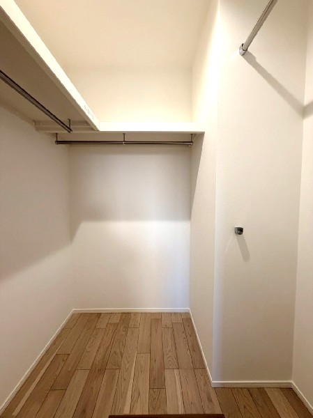 居室空間をすっきり保てる、ウォークインクローゼット付です。衣類だけでなく、思い出の品もたっぷり収納。