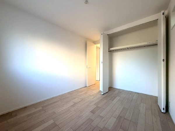 収納力が豊富な大型クローゼット。普段着やスーツはもちろんのこと、コート類などもしっかり掛けられます。