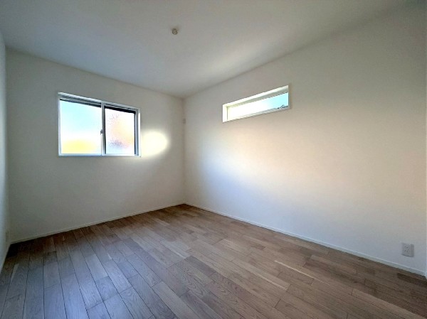 光を取り込みやすい2面採光の居室は日当たり良好です。クローゼットの完備で収納スペースも十分。