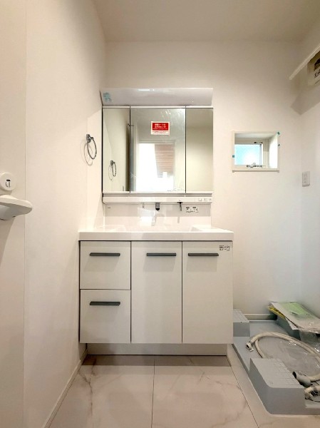 鏡の裏に収納棚を確保した三面鏡を採用。化粧品や歯ブラシなどを機能的に収納し、朝の身支度も快適です。