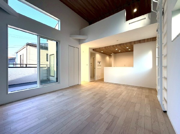 リビング上部は勾配天井を採用し開放的な空間になっています。また屋根裏を利用したロフトスペースを完備。