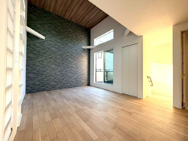 リビングの壁紙にアクセントクロスを取り入れ、より一層お洒落に空間に。インテリアとの馴染みも良さそう。