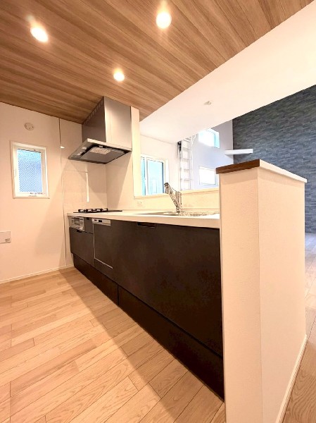 リビングのお子様を見守りながらお料理が出来る対面式カウンターキッチン。ご家族との会話がはずみます。