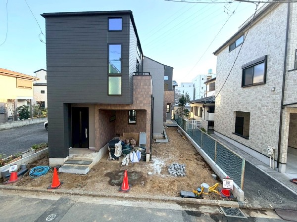 外観:スーパー、幼稚園、保育園、小学校が徒歩5分以内にあり便利な立地。子育てファミリーに快適な住環境です。