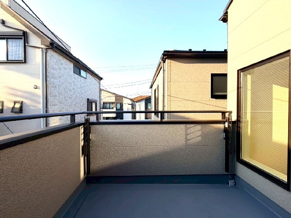 外観:2階リビングに繋がるワイドバルコニー。たっぷり奥行きがあり多用途に使えそう。夏はプールもできますね◎