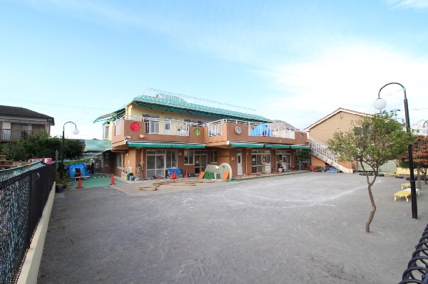 周辺環境:上末吉白百合保育園(木の温もりある園舎、運動会も行える広い園庭が特徴。三ツ池公園や鶴見川での戸外活動を大切にしています。)