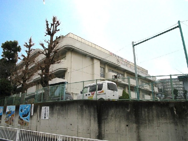 周辺環境:宮谷小学校(明治41年に創立された歴史ある小学校。学校教育目標は「自分を見つめ　ともに　未来をつくる子」です。)