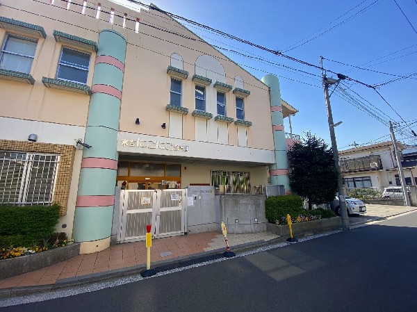 周辺環境:末吉にこにこ保育園(各クラス10人程の少人数制の保育園。「家庭と変わらぬ環境で過ごせるように」暖かい雰囲気で保育します。)