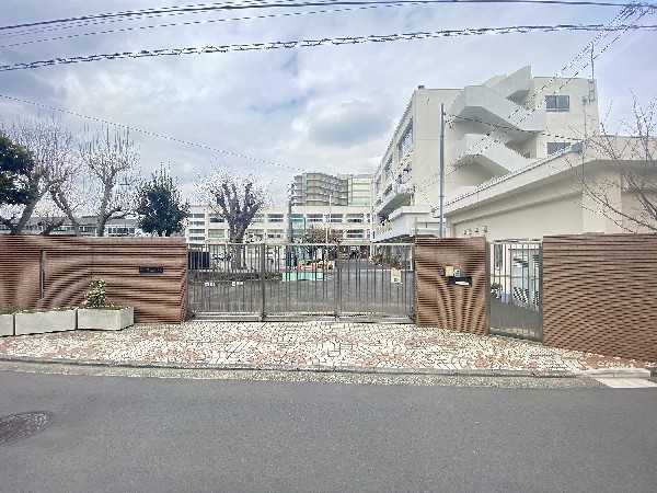 周辺環境:下末吉小学校(鶴見川と三ツ池公園の間にあるアットホームな小学校。教育目標は「強く 正しく 共に生きる下末吉の子」。)