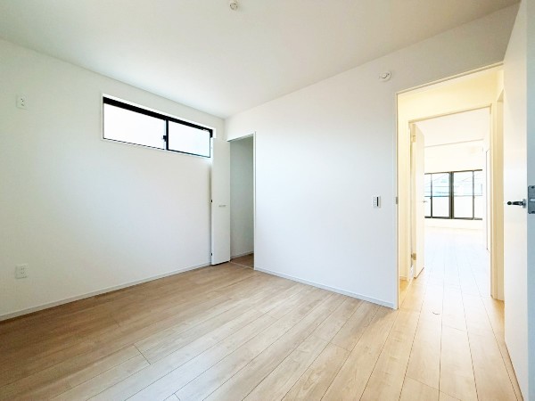 全居室に収納を完備。季節物のお洋服などもしっかりと収納し、居室空間を隅々まで使えるのが嬉しいですね。