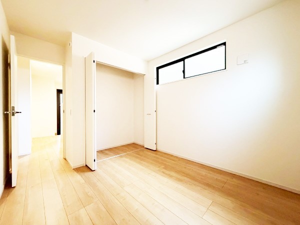 収納力が豊富な大型クローゼット。普段着やスーツはもちろんのこと、コート類などもしっかり掛けられます。