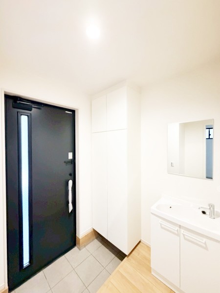 玄関近くにセカンド洗面台を設置。帰宅時にすぐ手を洗うことが出来るので、感染症が心配な季節も安心です。