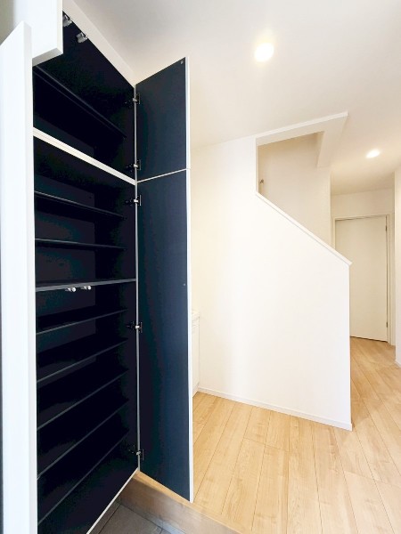 天井までの玄関収納付で家族の履物が多くても安心。可動式なので、ブーツなどもすっきり収まります。