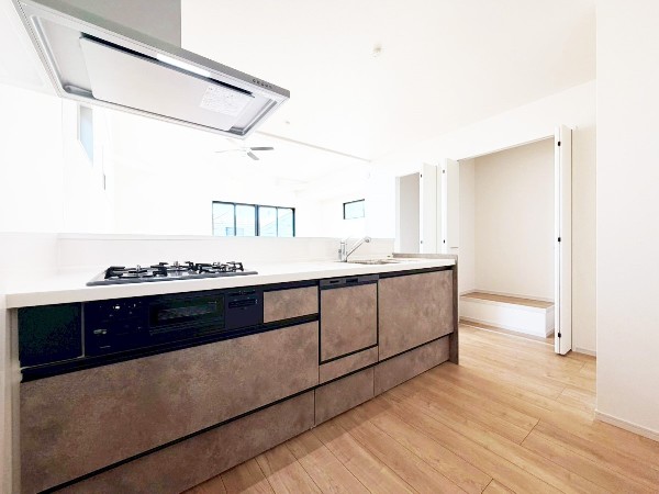 機能性とデザイン性を兼ね備えた嬉しいキッチン。食器洗乾燥機付きなので後片付け楽々。嬉しい浄水器も。