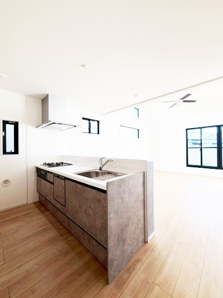 リビングとキッチンの間に壁を設けてないフルオープンタイプの対面キッチン。一体感と広がりを感じます。